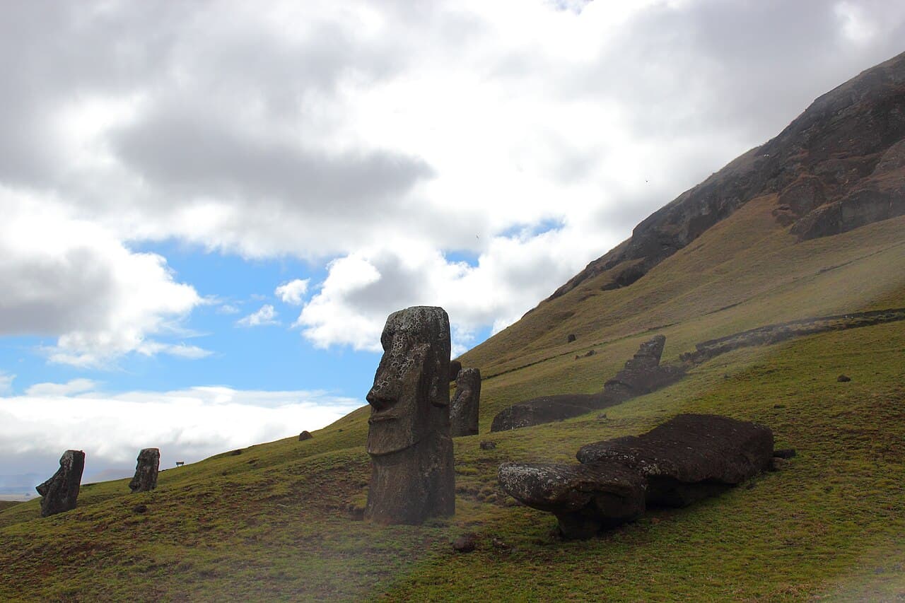 모아이는 정말 거대 권력이 만들었을까? 드론이 밝힌 라파누이의 진실